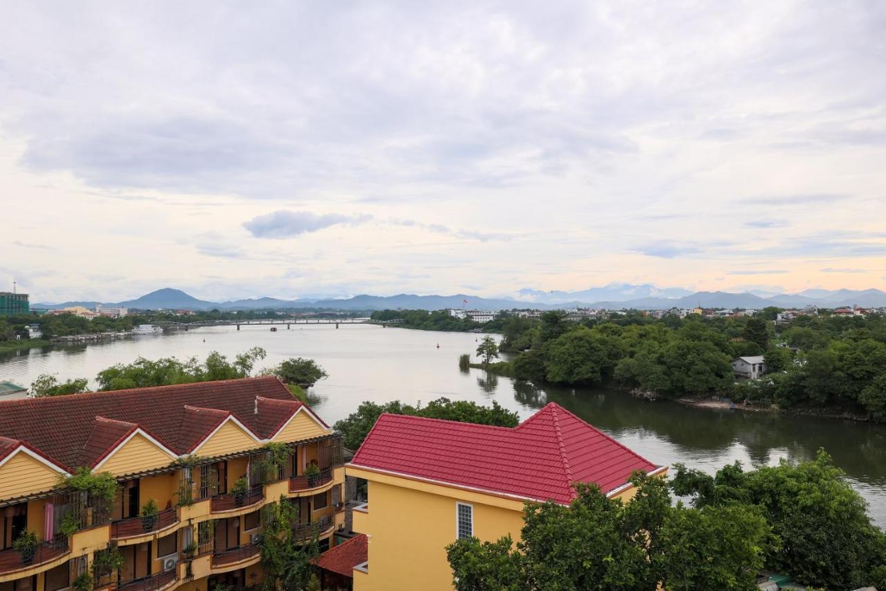 Purple Hue - Charming Riverside Dış mekan fotoğraf